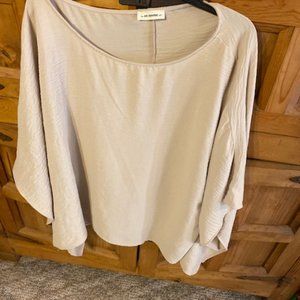 Nordstrom ee:some blouse, flare 3/4 inch sleeves